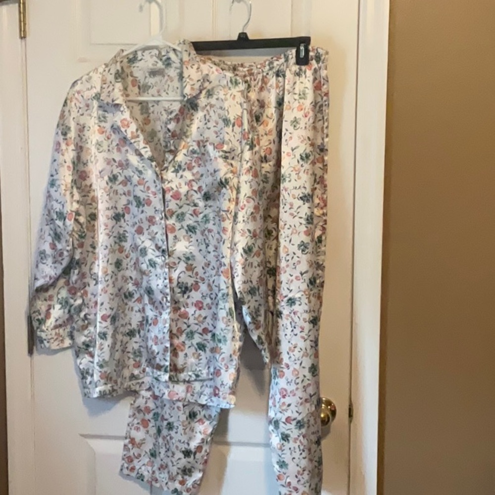 Robert Louis Women’s Floral Button Down Silk Blend Pajamas Set Size X-Large